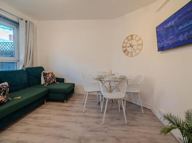 Апартаменты Charming Near Candawater Station - Access! Лондон