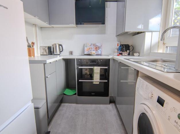 Charming Near Candawater Station - Access! Апартаменты