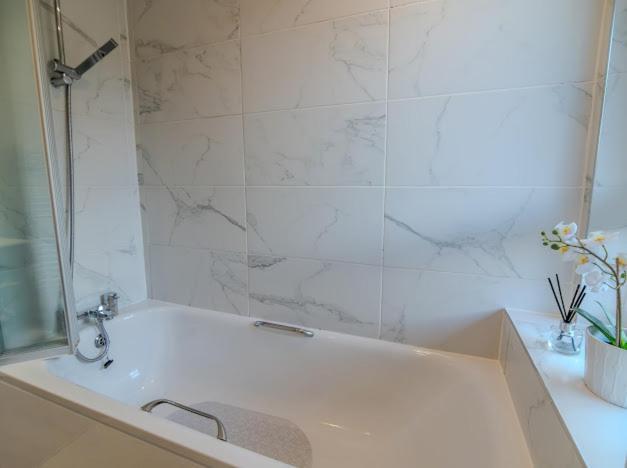 Апартаменты Charming Near Candawater Station - Access!