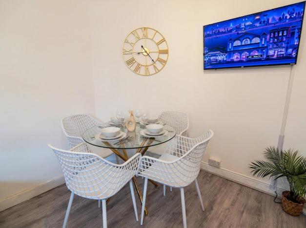 Апартаменты Charming Near Candawater Station - Access!